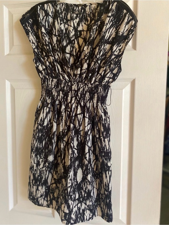 Guess Dresses & Skirts - Guess Black and White Strapless Printed Dress